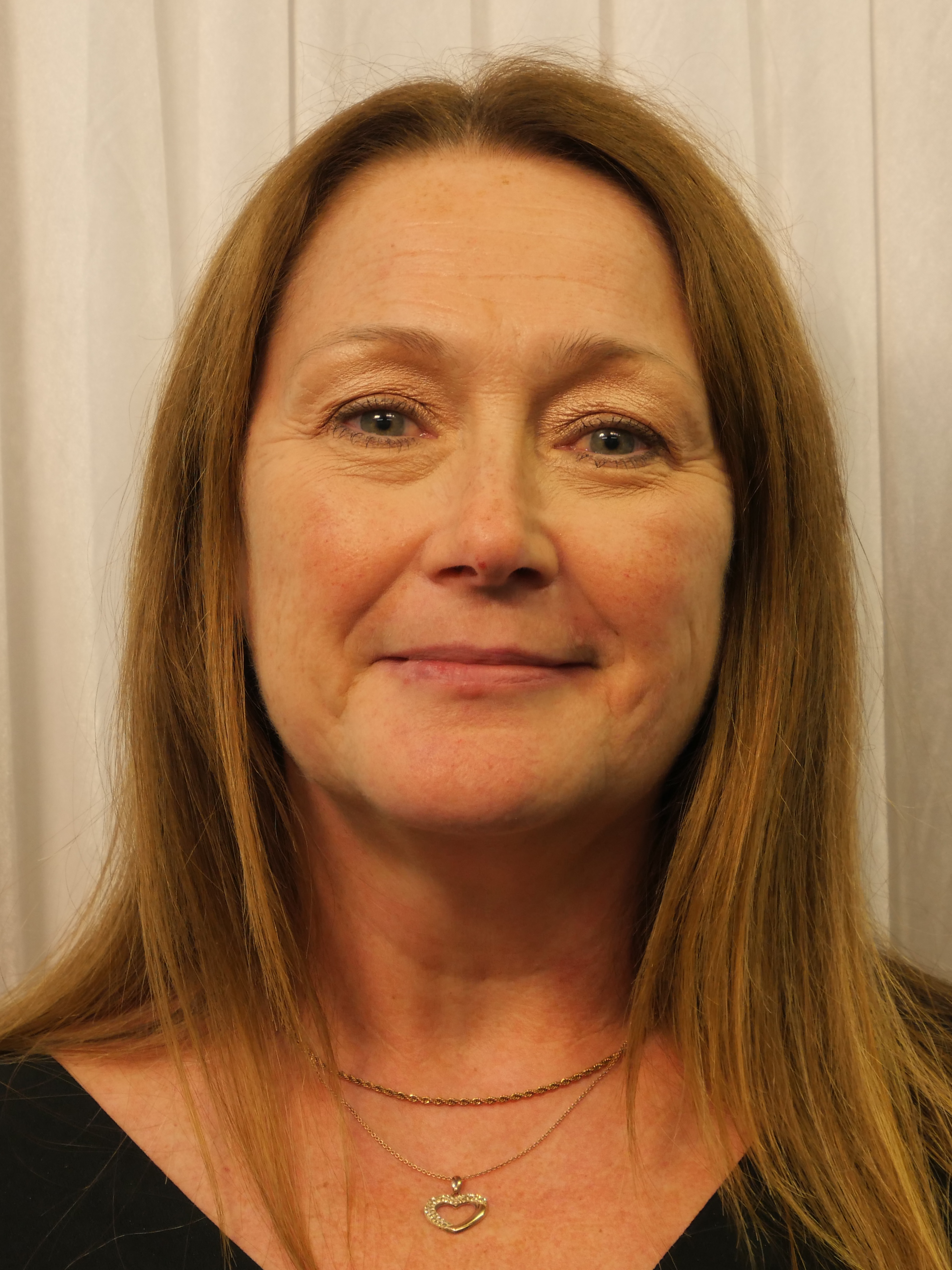 Mrs Paula Lewis